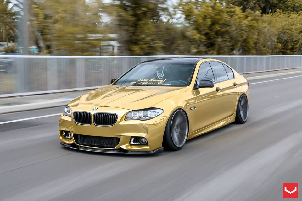 Golden Eye BMW M5 F10 w kolorze złotym na felgach
