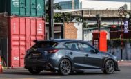 Transformado: Mazda 3 con el espacioso kit de carrocería BOXZA Racing