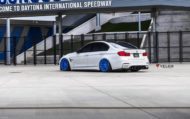 Yeeeear - sedán BMW M3 F80 en llantas velos azules