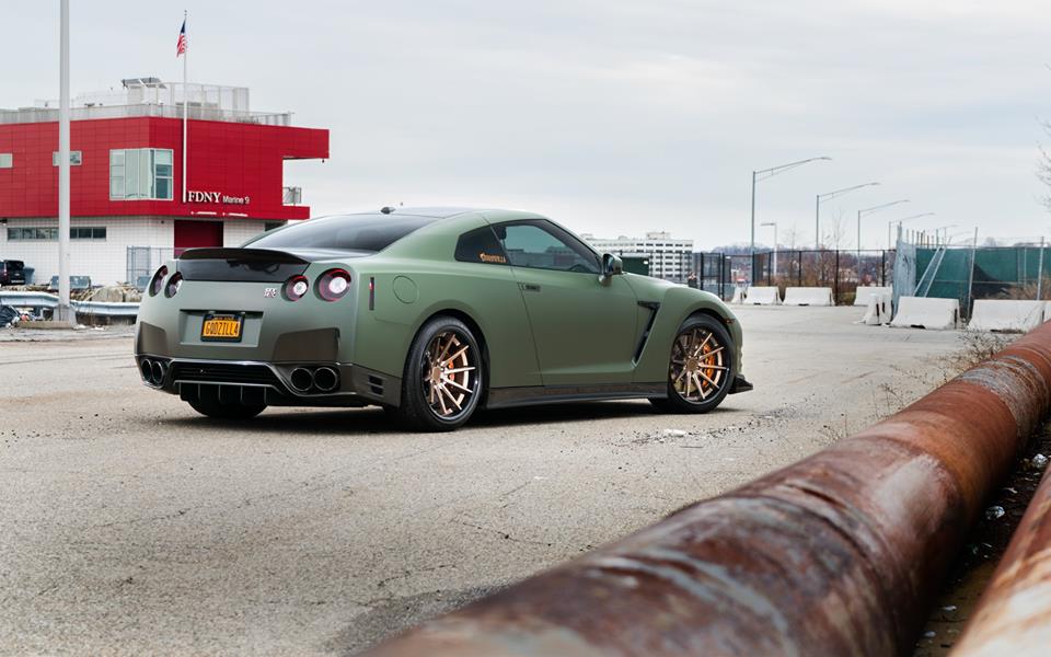 عدوانية - اللون الأخضر غير اللامع لسيارة Nissan GT-R على Ferrada FR4 Alus