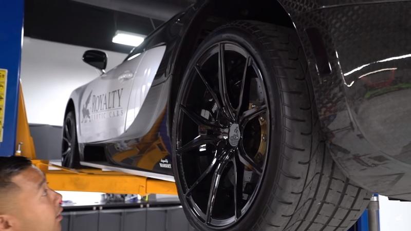 Vidéo: Changement d'huile en heures 21.000 Dollar & 27 sur la Bugatti Veyron