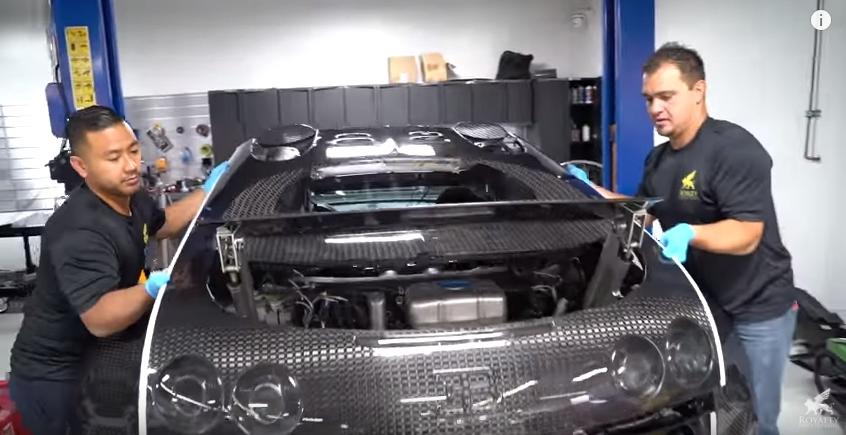 Video: 21.000 Dollar & 27 hours oil change on the Bugatti Veyron