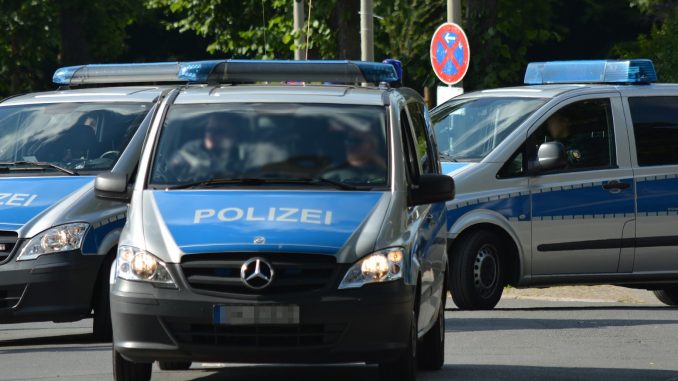 Polizei Police tuningblog.eu  Skurril   Gefälschte TÜV Plaketten angeboten