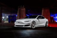 ARRIBA: kit de llantas y cuerpo ADV22 de 5.2 pulgadas en el Tesla Model S