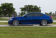 سرية: سيارة BMW M5 F90 باللون الأزرق في مارينا باي على إطارات HRE