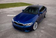 Discret: BMW M5 F90 chez Marina Bay Blue sur jantes HRE