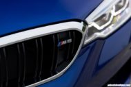 Dyskretny: BMW M5 F90 w kolorze Marina Bay Blue na felgach HRE