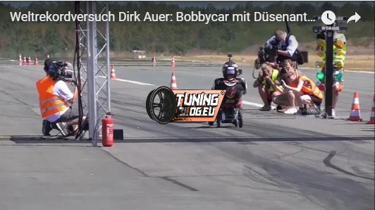 119 km/u – Dirk Auer vestigt het wereldrecord op de Bobby Car
