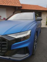 الرقائق الأولى: رقائق معدنية كاملة لسيارة AUDI Q8 باللون الأزرق المعدني غير اللامع