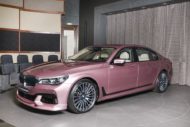 Valiente - BMW 750LI (G12) en rosa violeta por BMW Abu Dhabi