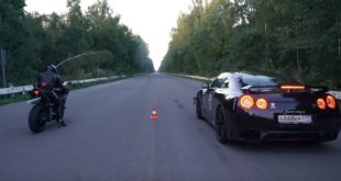 Godzilla Nissan GT R gegen Yamaha R1 310x165 Video: Verrückt   Reliant Robin Racecar auf dem Track