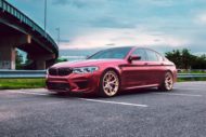 تسليط الضوء على: إطارات HRE S101 على سيارة BMW M5 F90 الحمراء المجمدة
