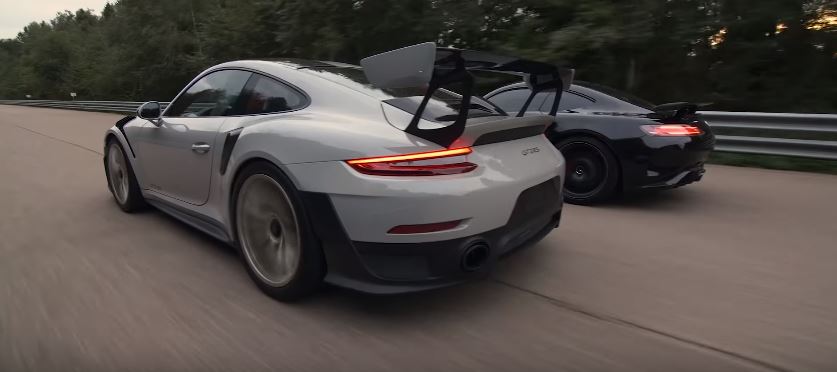 Wideo: Porsche 911 GT2 RS vs. .. 650 PS Mercedes-AMG GT R.