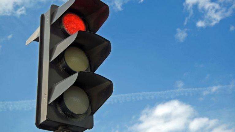 Violazione del semaforo rosso: minaccia gli automobilisti quando c'è un fulmine!