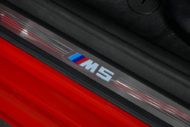 قطع غيار شنيتزر في مسابقة BMW M5 (F90) باللون الأحمر إيمولا