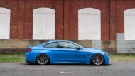 عجلات ياس مارينا باللون الأزرق وADV.1 في سيارة BMW M4 كوبيه