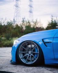 عجلات ياس مارينا باللون الأزرق وADV.1 في سيارة BMW M4 كوبيه