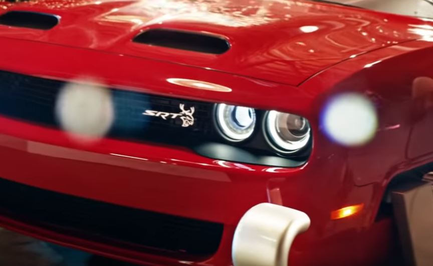 Wideo: Świąteczne sanie 800 PS Red Eye firmy Dodge