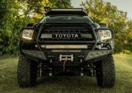 Boven: Toyota Tundra van Kevin Costner op SEMA 2018