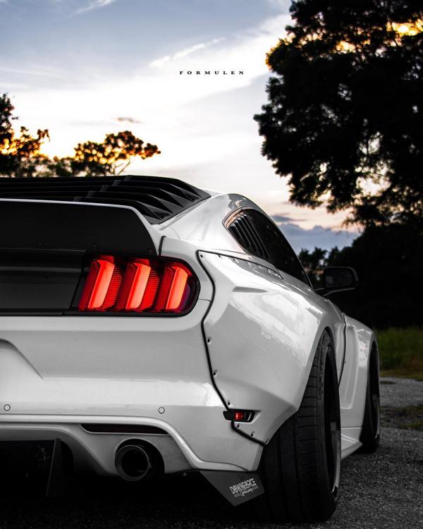Widebody Ford Mustang GT clinched savini Airride 10 Black & White   Widebody Ford Mustang GT mit Airride