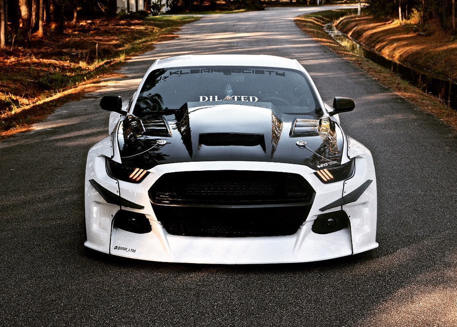 Widebody Ford Mustang GT clinched savini Airride 3 Black & White   Widebody Ford Mustang GT mit Airride