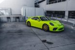 ألومنيوم ADV5.0 الذهبي في سيارة بورشه 911 GT3 باللون الأخضر الحمضي