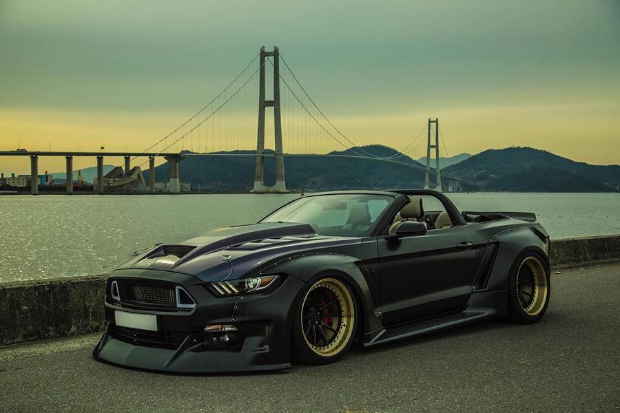 Widebody Ford Mustang GT Convertible (S550) with bike holder