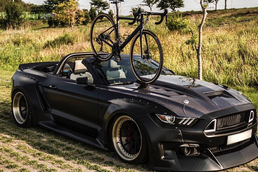 Widebody Ford Mustang GT Convertible (S550) with bike holder