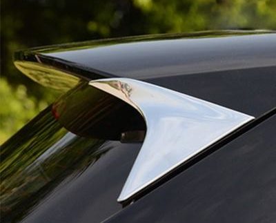 Detal aerodynamiczny - klapy tylnych szyb samochodu