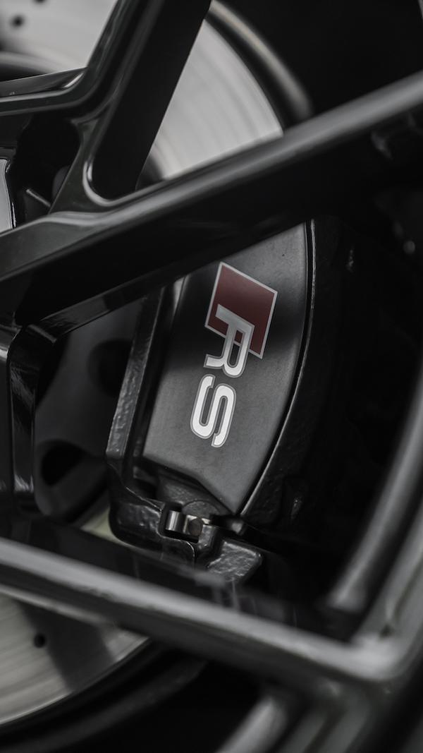 Czarny 530 PS Beast - Simon Motorsport Audi RS4 B9