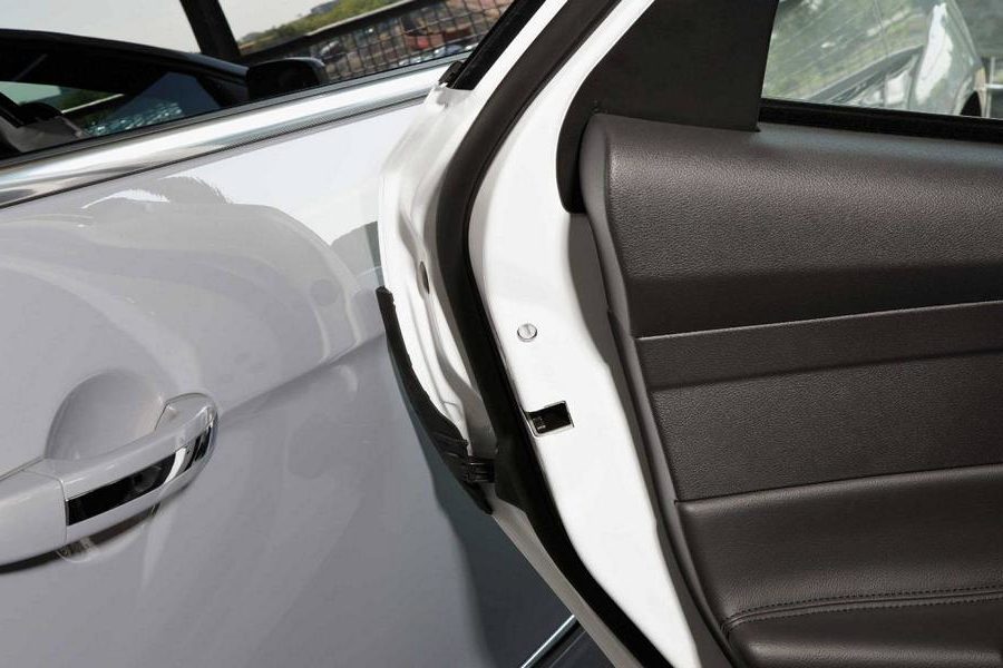Avoid scratches with a door edge protection at the car