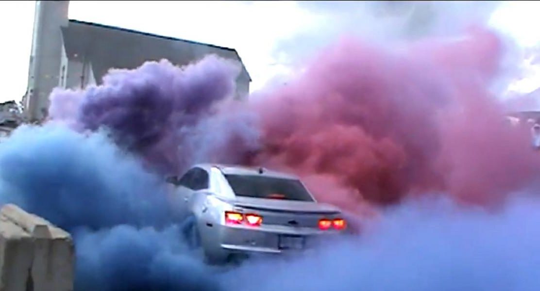 L'attrazione per il burnout: pneumatici per auto colorati / colorati