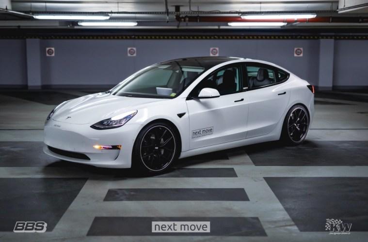 Video: Tesla Model 3 met KW V3-chassis en BBS-velgen