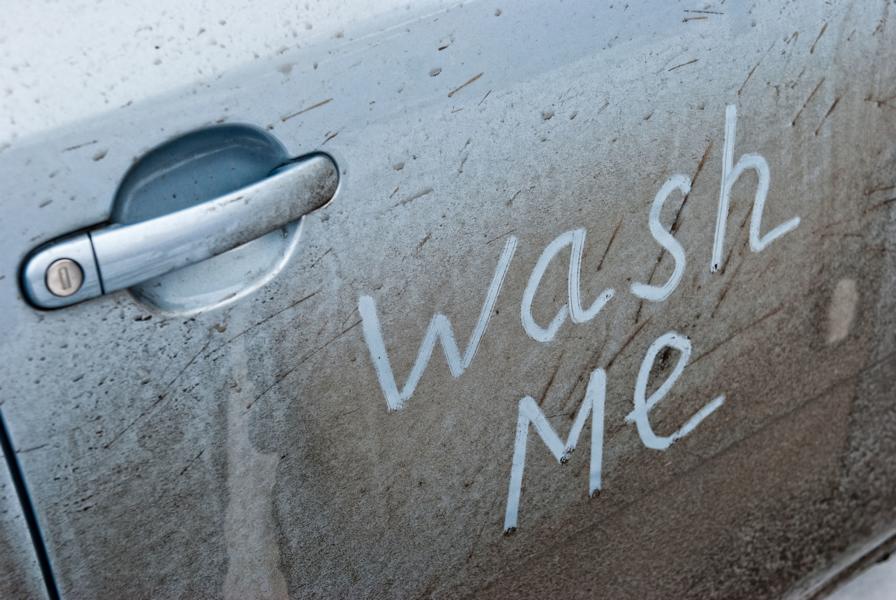 Lavage de voiture sale nettoyage sel d'hiver