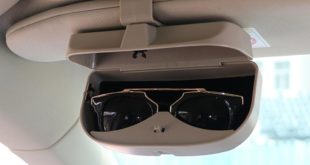Brillenetui Dachhimmel Brillenfach Brillenhalter 4 310x165 Praktisch und sicher: Das Brillenfach für das Auto!