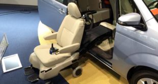 Lève-personne Aide au chargement de fauteuil roulant Lève-personne Ladelift 3 310x165 Pratique mais aussi cher, la personne monte dans la voiture!