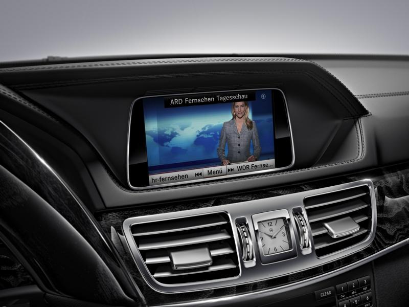 Fernsehen im Auto: darf ich während der Fahrt TV schauen?