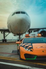 Follow-Me-auto: Lamborghini Huracán RWD op de luchthaven van Bologna