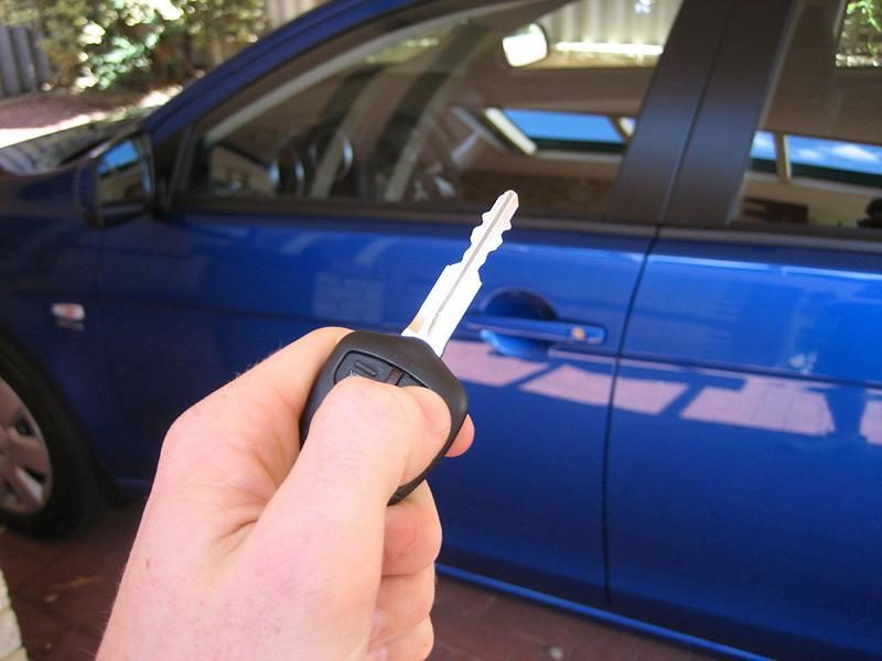 Close the window at the push of a button using the convenience lock