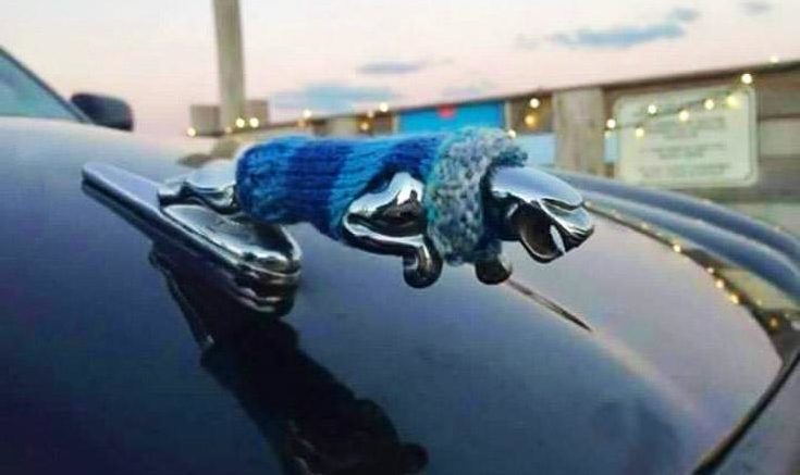 Pullover Jaguar Kühlerfigur e1577548318530 Hingucker für die Kühlerfigur   die Weihnachtsmütze
