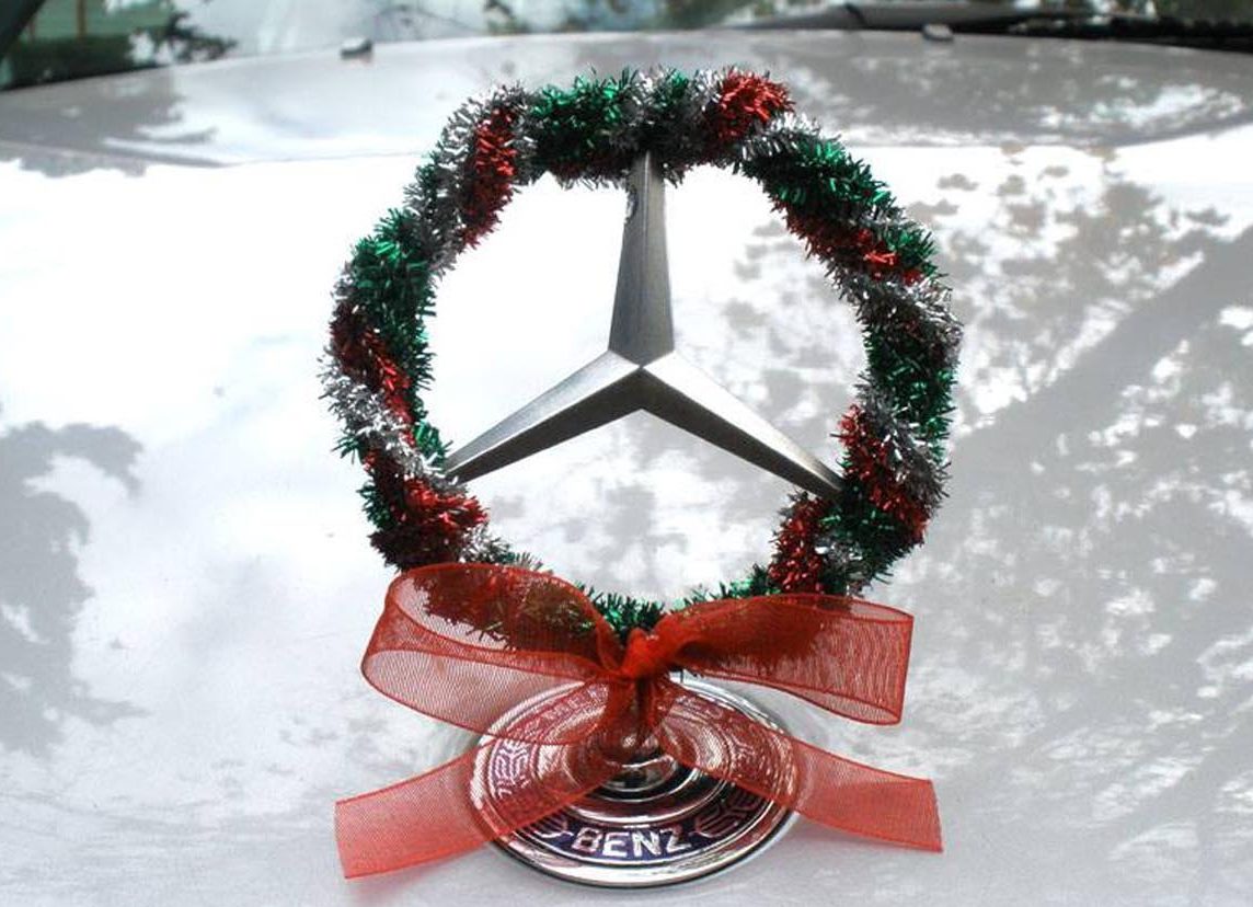 Weihnachtsmütze Mercedes 2 e1577548233422 Hingucker für die Kühlerfigur   die Weihnachtsmütze