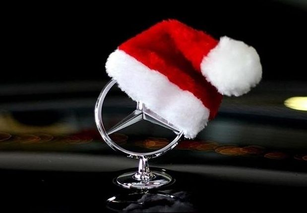 Weihnachtsmütze Mercedes e1577548159573 Hingucker für die Kühlerfigur   die Weihnachtsmütze