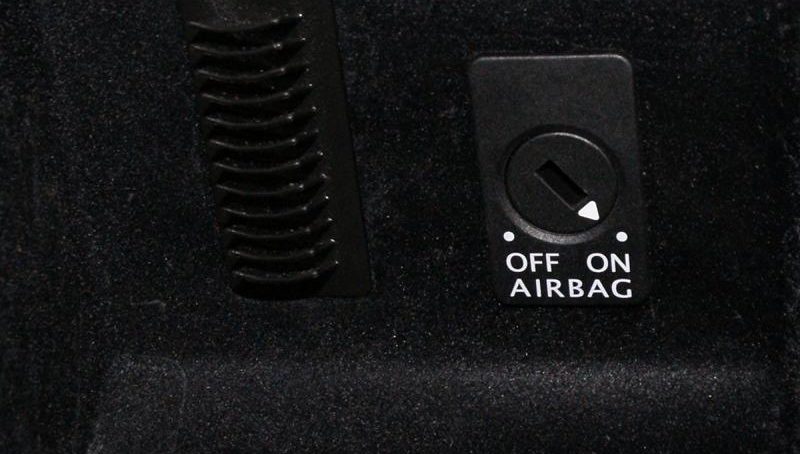 L'interruttore dell'airbag disattiva l'airbag del passeggero nell'auto