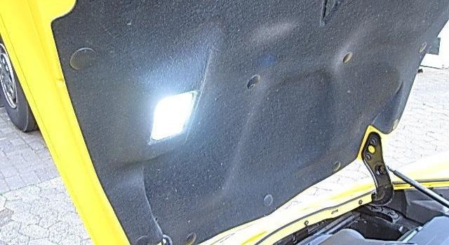 Chique detail: de verlichting van de motorruimte in de auto!