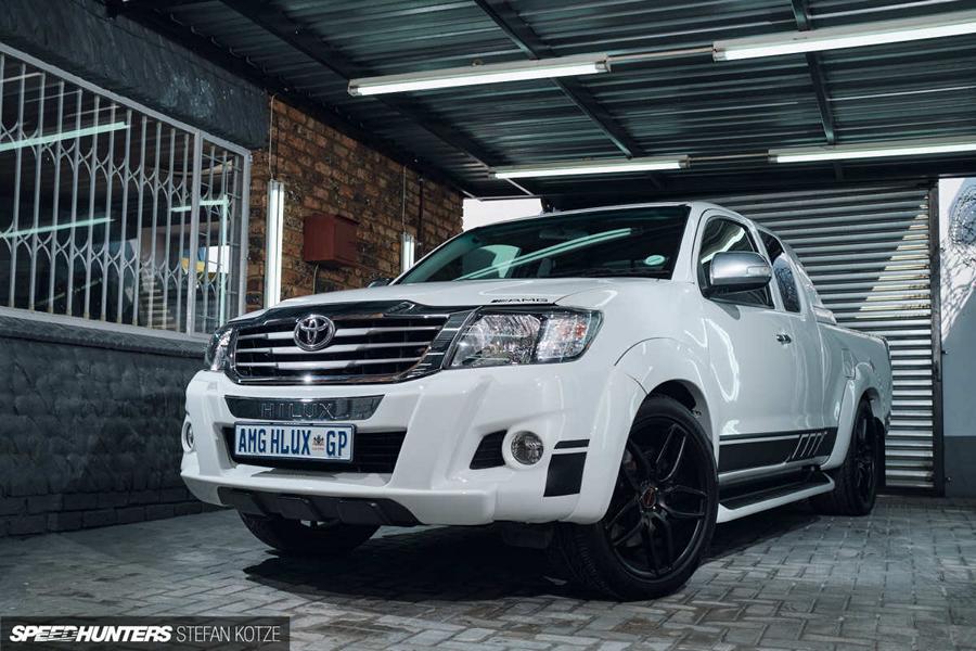 Video: AMGLUX - Toyota Hilux with 6,2-liter AMG V8