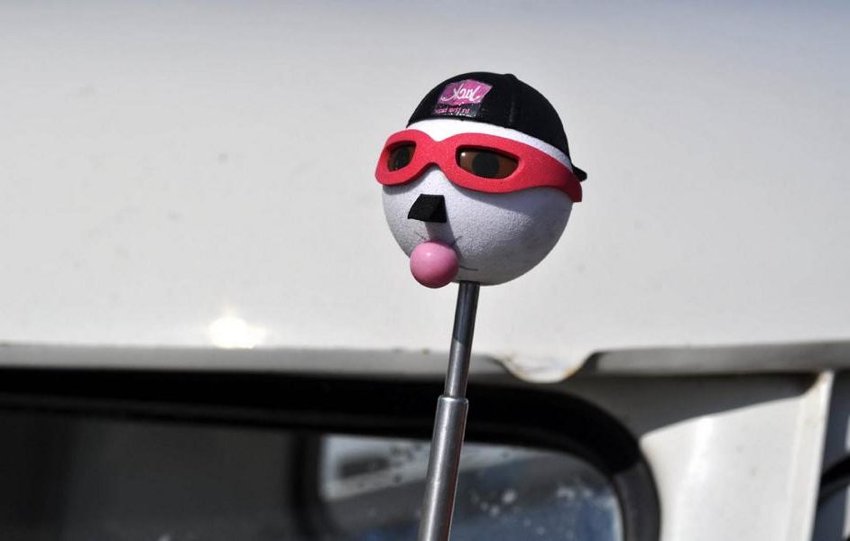 Gadget de réglage emblématique: la boule d'antenne sur le véhicule!