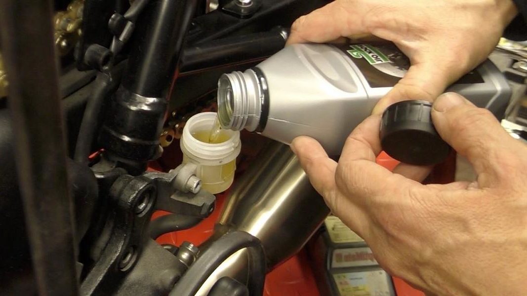 Hochleistungsbremsflüssigkeit Hydraulikflüssigkeit 5 e1581491571641 Das Auto schonen: Mit diesen Tipps gelingt es bestimmt!