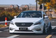 Sonata Hyundai con estrema sintonizzazione camber e Hellaflush