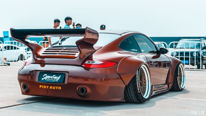 Porsche 911 (997.2) with OLD & NEW wide body - crazy Porsche from China.