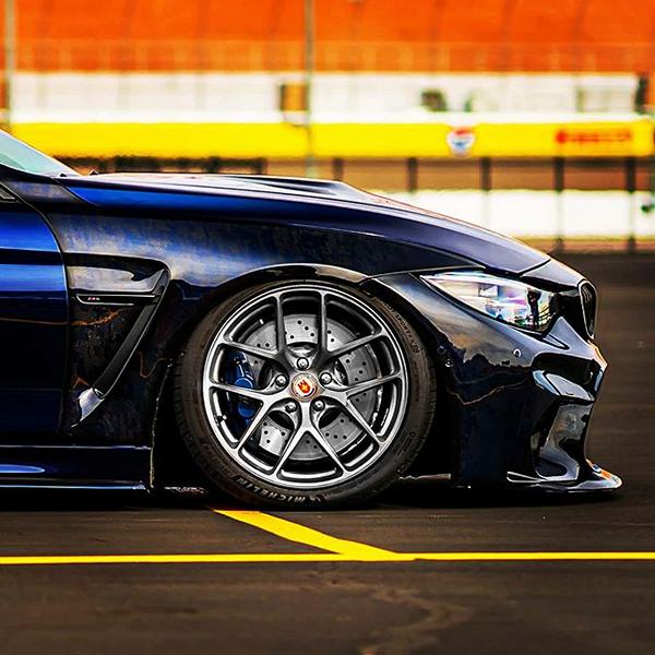 Bavaria Blue - blatant BMW M4 (F82) with Airride chassis and race parts from Dinmann.